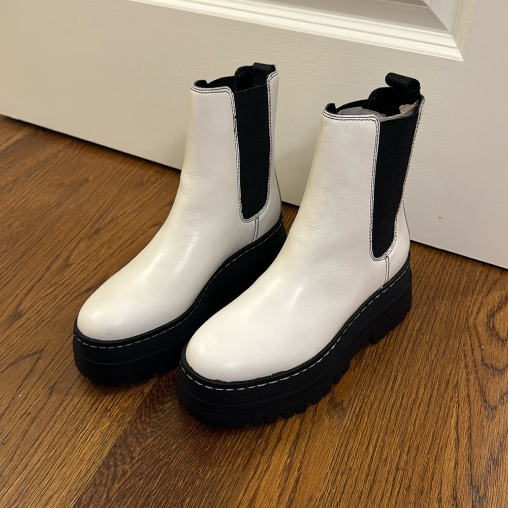 White Marc Fisher Chelsea boots size 6